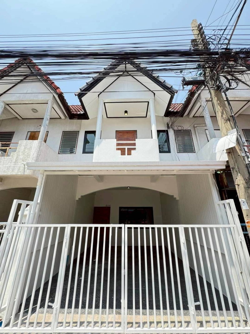 ขายทาวน์โฮม : 281AGKI ทาวน์เฮ้าส์ 2 ชั้น ทำเลสะพานใหม่ ใกล้รถไฟฟ้า บ้านรีโนเวทแล้ว พร้อมเข้าอยู่