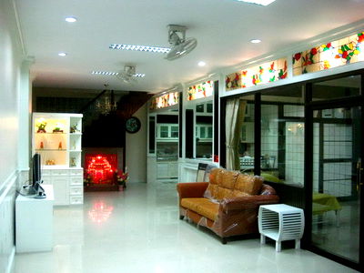 Home office for rent วิทยาลัยเทคนิคราชสิทธาราม : URGENT! Hot Price: Sale/Rent Twin 3-Storey Home Offices. Built-in furniture, 4 BR, next to MRT Blue Line.