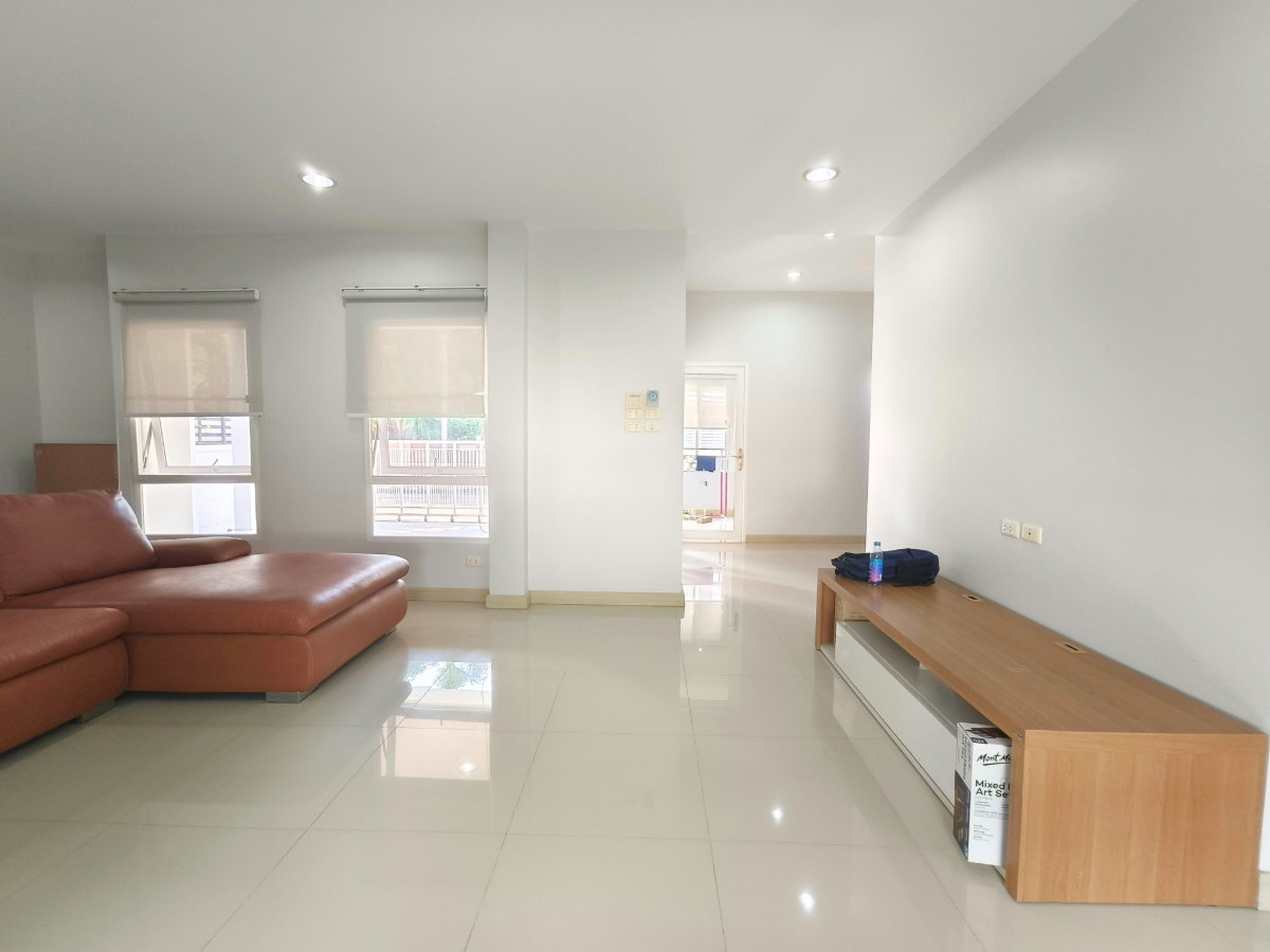 รูป ขาย บ้านเดี่ยว แปลงริม Parkway Aliv รามคำแหง (ปาร์คเวย์ชาเล่ต์ เฟสใหม่) ติดรถไฟฟ้า 3 ห้องนอน 3 ห้องน้ำ บ้านสวยไม่ต้องซ่อม พร้อมตกแต่ง - รูปที่ 6/17