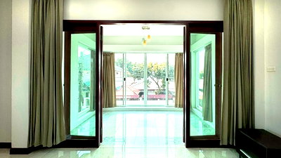 Houses for rent Max Valu Pattanakarn : Spacious 4BR House for Rent at Phatthanakan 50 – Parking for 6 Cars! Near MRT & Expressway