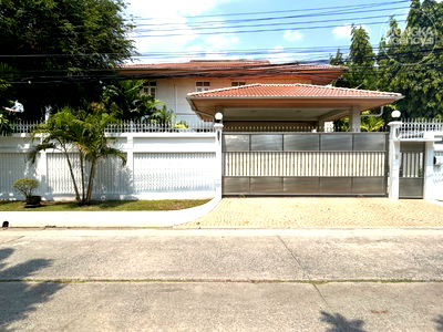 บ้านเดี่ยว ม.นานาชาติแสตมฟอร์ด : ขายบ้านเดี่ยว หมู่บ้านเมืองทอง 2 โครงการ 3 พัฒนาการ 53 สไตล์ Old Money ออกแบบโดยสถาปนิกชั้นนำ ขนาด 158 ตร.วา ใกล้รถไฟฟ้าหัวหมาก 2 สาย