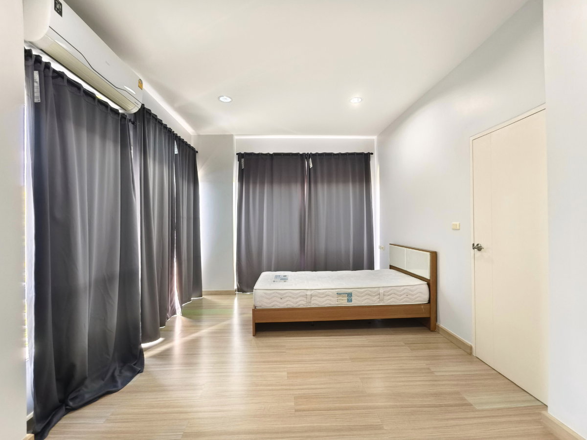 รูป ให้เช่า บ้านเดี่ยว แปลงริม Parkway Aliv รามคำแหง (ปาร์คเวย์ชาเล่ต์ เฟสใหม่) ติดรถไฟฟ้า 3 ห้องนอน 3 ห้องน้ำ บ้านสวยไม่ต้องซ่อม พร้อมตกแต่ง - รูปที่ 7/17