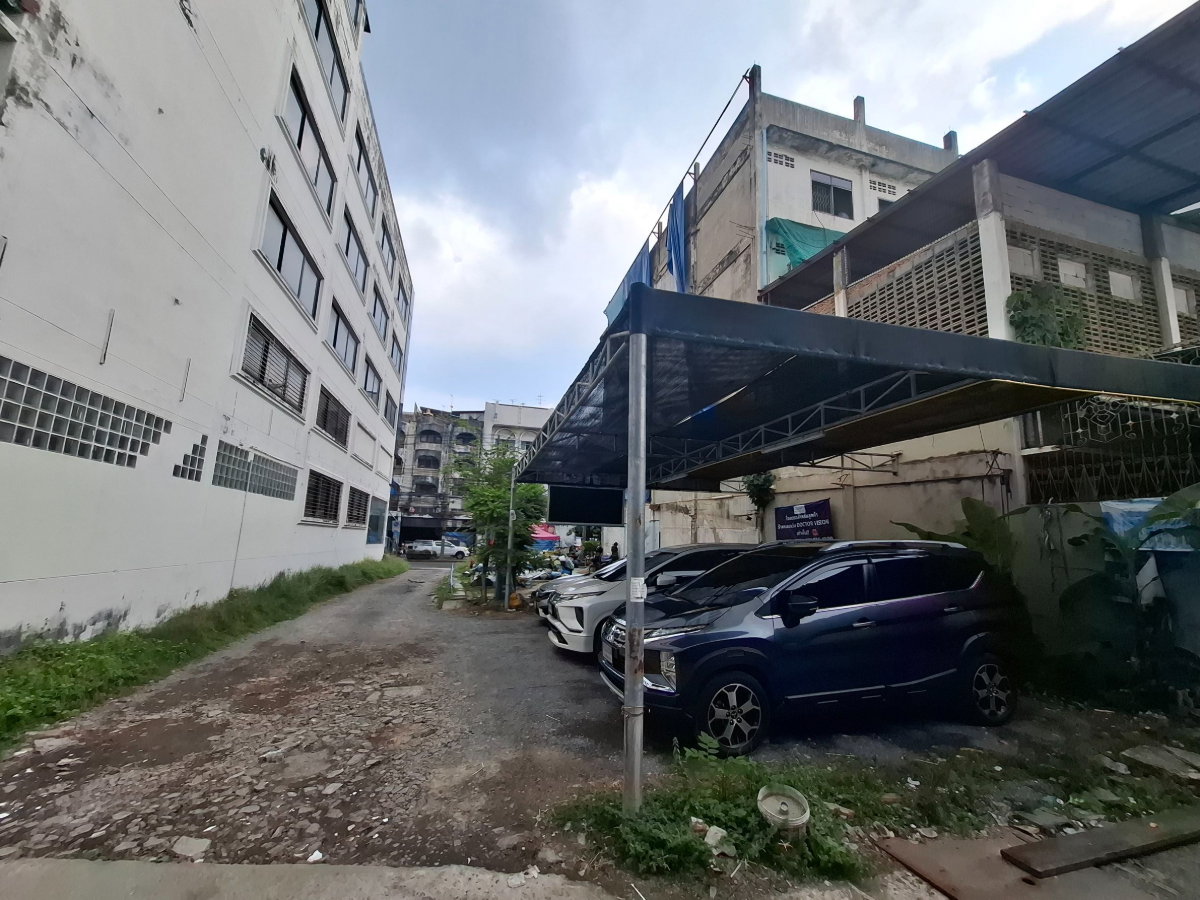 picture Four-story commercial building, Happyland. - 48/57