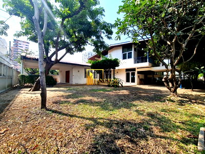 Houses for rent Sukumvit 4 : Charming 3 Bedroom House For Rent in Nana - BR7742SH