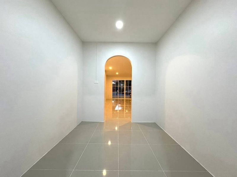 รูป ราคาดี! ทาวน์เฮ้าส์ ศรีราชาปาร์ค ใกล้นิคมอุตสาหกรรม - รูปที่ 6/14