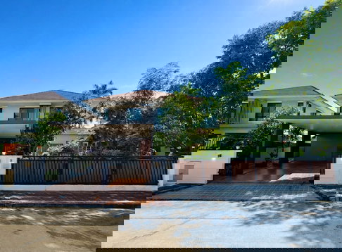 House for sale, good atmosphere, private, convenient travel into the city.