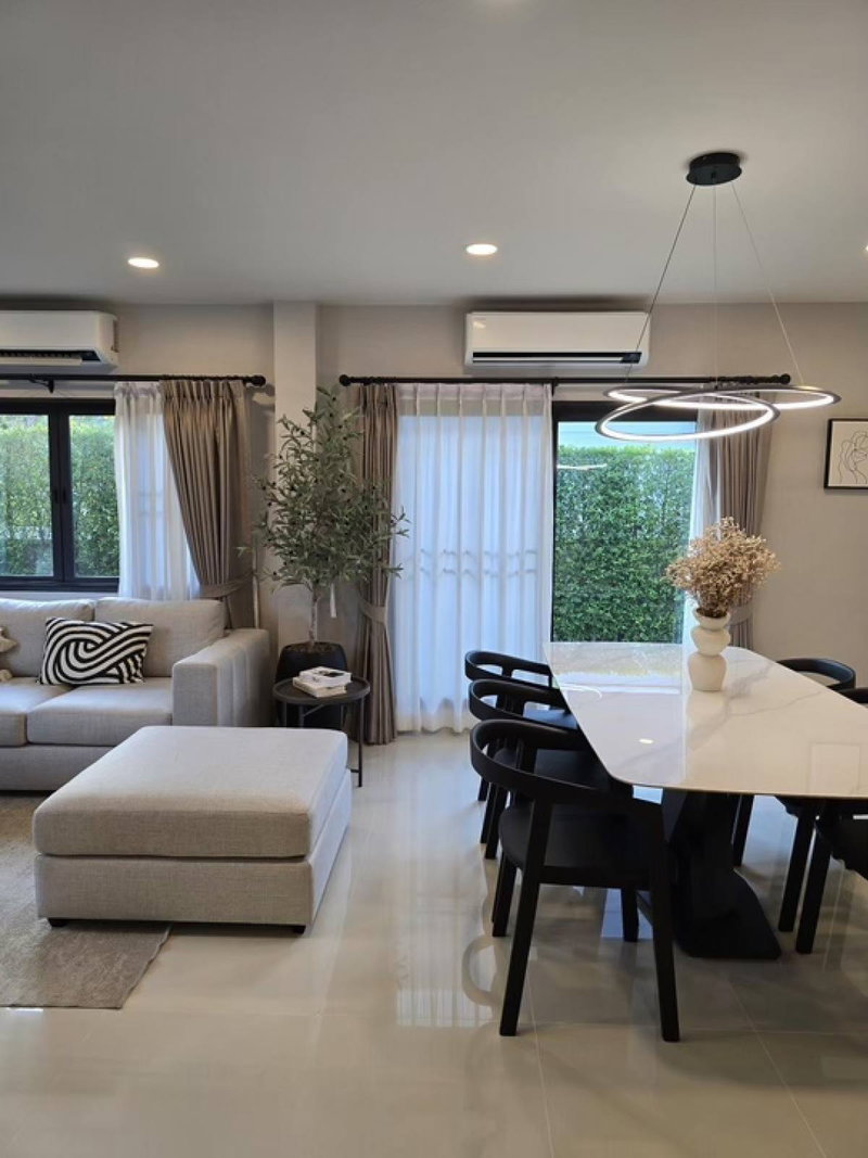 Houses for rent : Single house for rent, Centro Bangna, large plot, beautiful garden, open view, no house opposite.