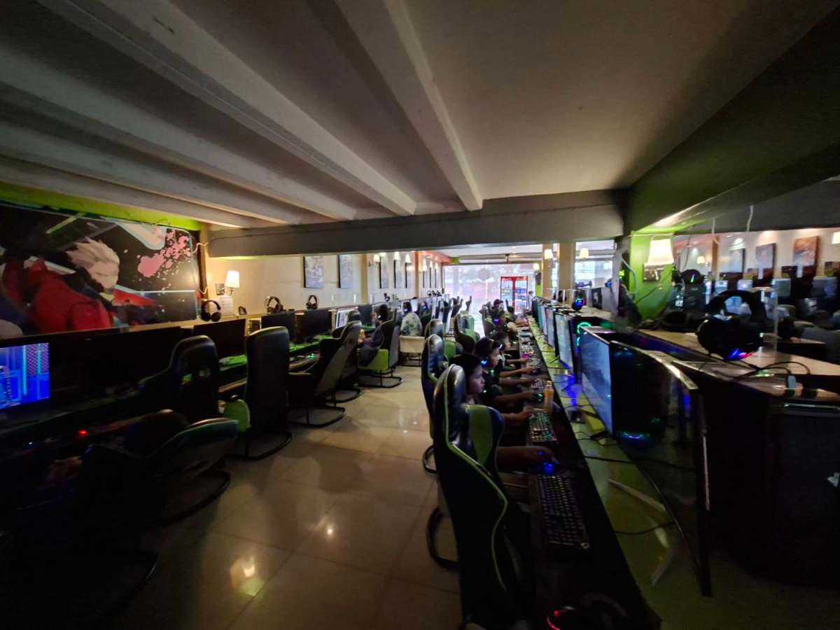 picture Four-story commercial building, Happyland. - 24/57