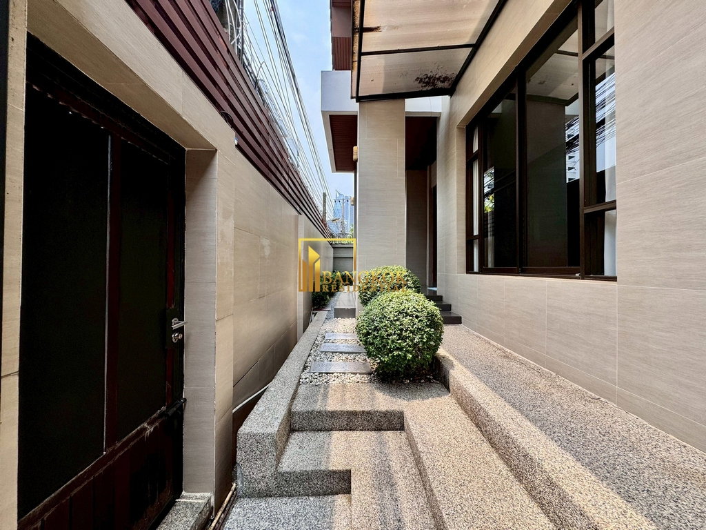 รูป Spacious 4 Bedroom Pool Villa for Rent in Sukhumvit 26 - BR28240SH - รูปที่ 56/57