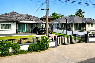 เช่าบ้านเดี่ยว วัดศรีดอนชัยป่าตึงงาม (วัดแม่เก็ดน้อย) : ศรีวังธารการค้า สันทราย เทศบาลเมืองแม่โจ้ บ้านเดี่ยวชั้นเดียว ให้เช่า 3นอน 2น้ำ ใกล้ ตลาดสดป่าไผ่ 700 ม.