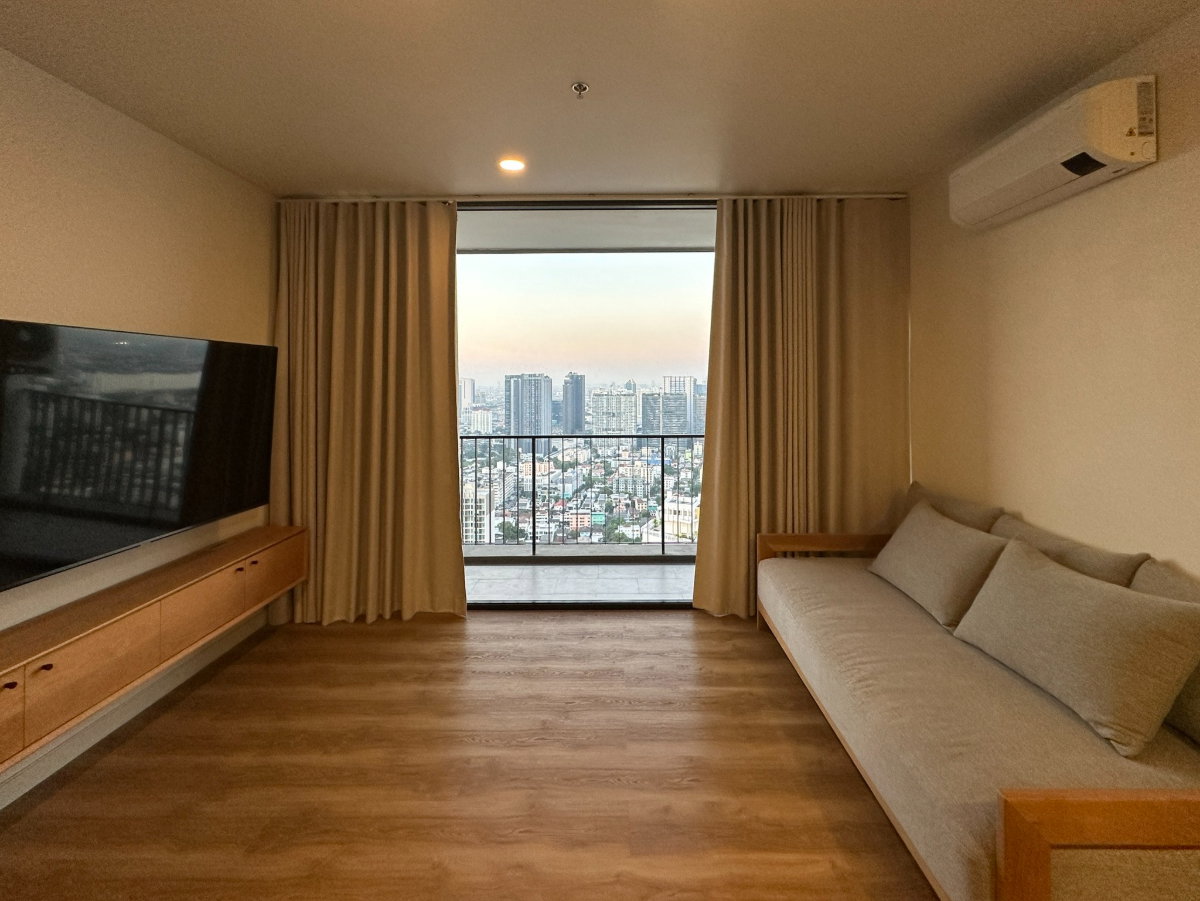 รูป ให้เช่าคอนโด ใกล้รถไฟฟ้า MRT พหลโยธิน และ BTS ห้าแยกลาดพร้าว : The Issara Ladprao : ติดถนนลาดพร้าว ใกล้ Central Ladprao และ Union Mall - รูปที่ 1/16