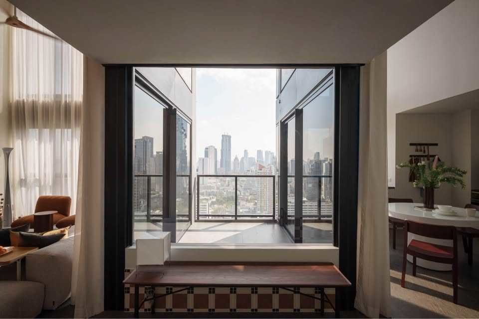รูป LTH14690 – ห้องเช่าราคาเริ่ด ! ห้องสวยมากห้ามพลาดเด็ดขาดCondo for Rent | The Lofts Silom Duplex | 122 sqm | 2 Bedrooms 2 Bathrooms | Luxury Duplex High Floor Spacious City Living Best Value | Near BTS Surasak | 140,000 THB/Month | คอนโดดูเพล็กซ์ให้เช่า The Lofts Silom ขนาด 122 ตร.ม. 2 ห้องนอน 2 ห้องน้ำ ห้องเพดานสูง พื้นที่กว้าง ทำเลดี ใกล้ BTS สุรศักดิ์ ราคาเช่าคุ้มค่า 140,000 บาท/เดือน - รูปที่ 3/10