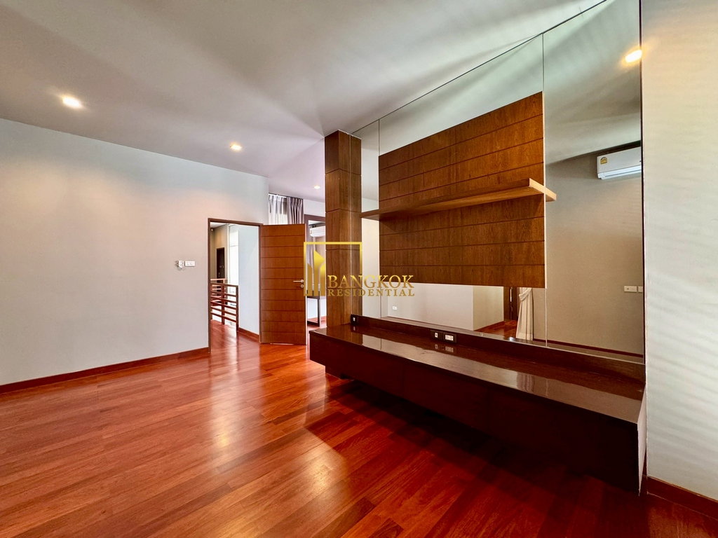 รูป Spacious 4 Bedroom Pool Villa for Rent in Sukhumvit 26 - BR28240SH - รูปที่ 37/57