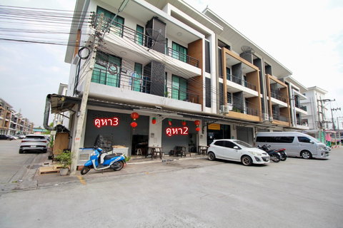 For Sale: 3-Storey Shophouse with Tenant DComplex , Pinthong 1, Si Racha, Chonburi  only 600 m from the industrial estate