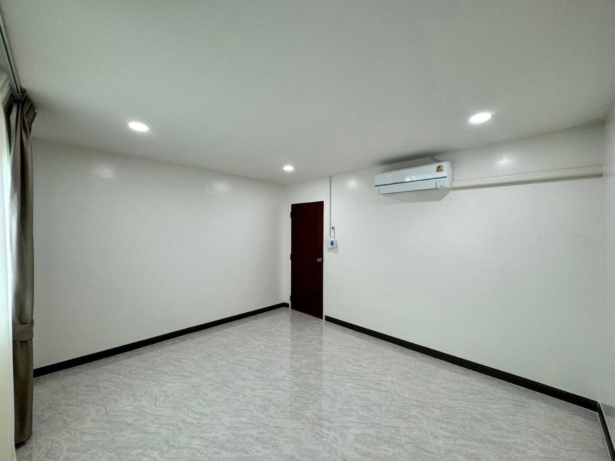รูป 🏡 บ้านเดี่ยวหลังใหญ่ 2 ชั้น รีโนเวทใหม่ ซอยโกสุมรวมใจ 17 ดอนเมือง 5 ห้องนอน 4 ห้องน้ำ อากาศถ่ายเทดี พื้นที่ใช้สอยเยอะ พร้อมเข้าอยู่ได้ทันที - รูปที่ 12/20