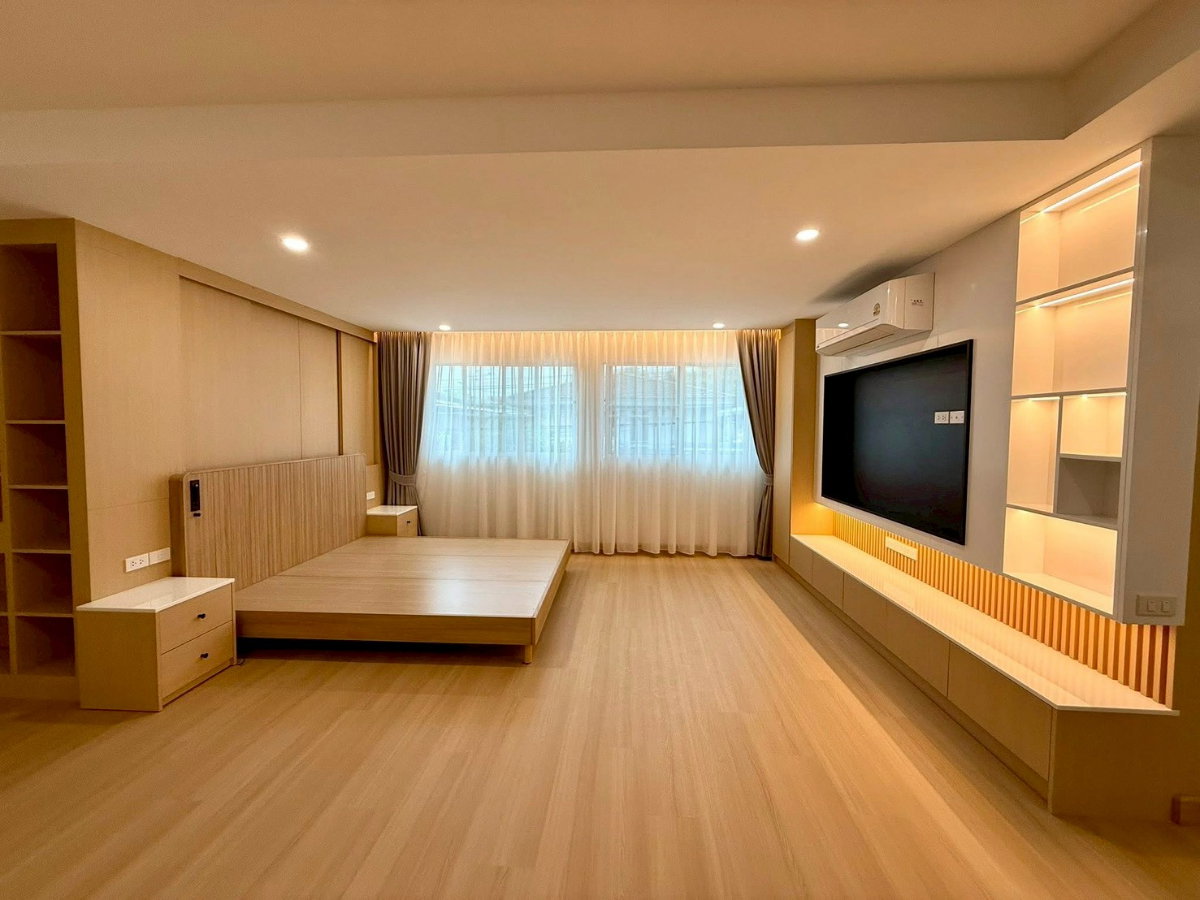 รูป 🏡 บ้านเดี่ยวรีโนเวทใหม่ ให้เช่า ย่านหัวหมาก 9 3 ห้องนอน 5 ห้องน้ำทำเลเงียบ สงบ เป็นส่วนตัว 🚫 ไม่รับจดทะเบียนบริษัท 💰 ค่าเช่า 65,000 บาท / เดือน - รูปที่ 8/17