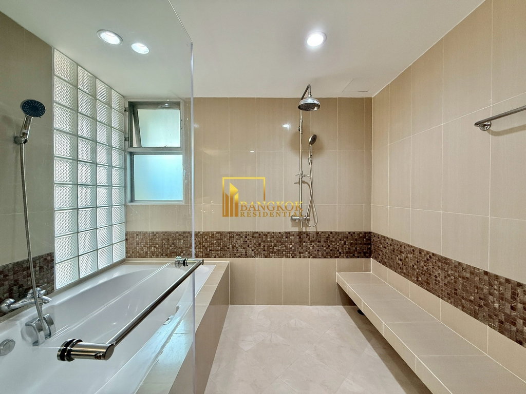 รูป Very Spacious 4 Bedroom Luxury Apartment in Phrom Phong - BR20691AP - รูปที่ 33/49