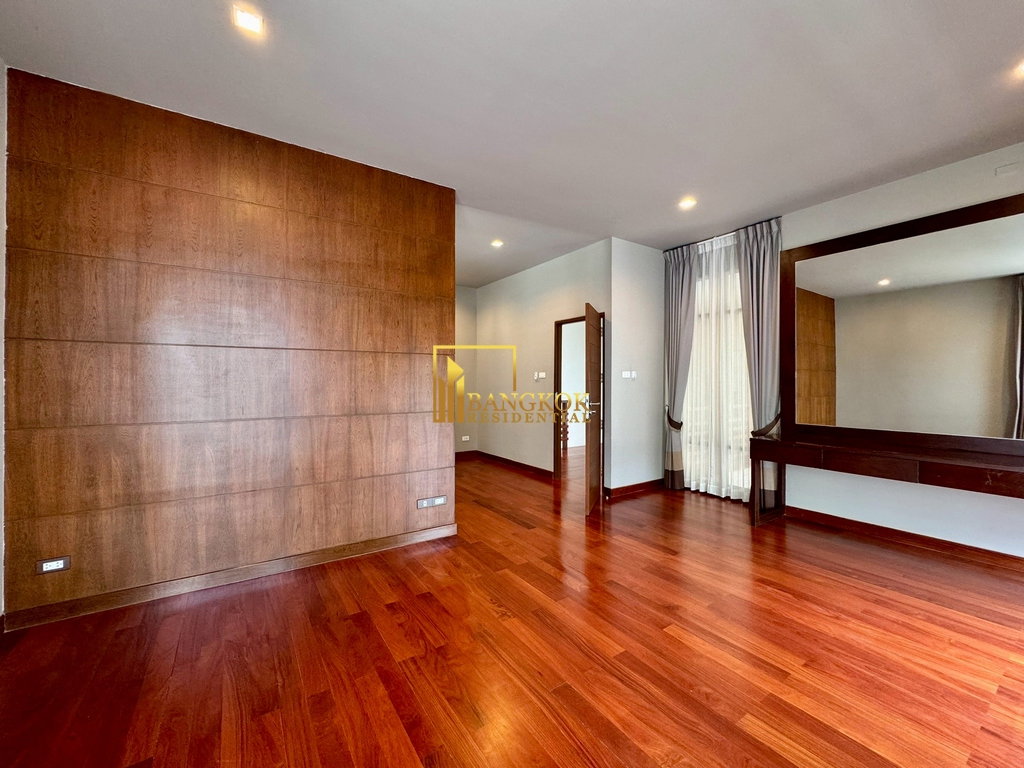 รูป Spacious 4 Bedroom Pool Villa for Rent in Sukhumvit 26 - BR28240SH - รูปที่ 33/57