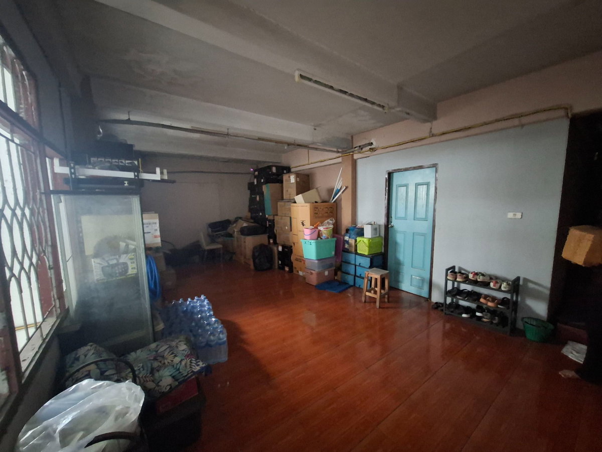 picture Four-story commercial building, Happyland. - 56/57