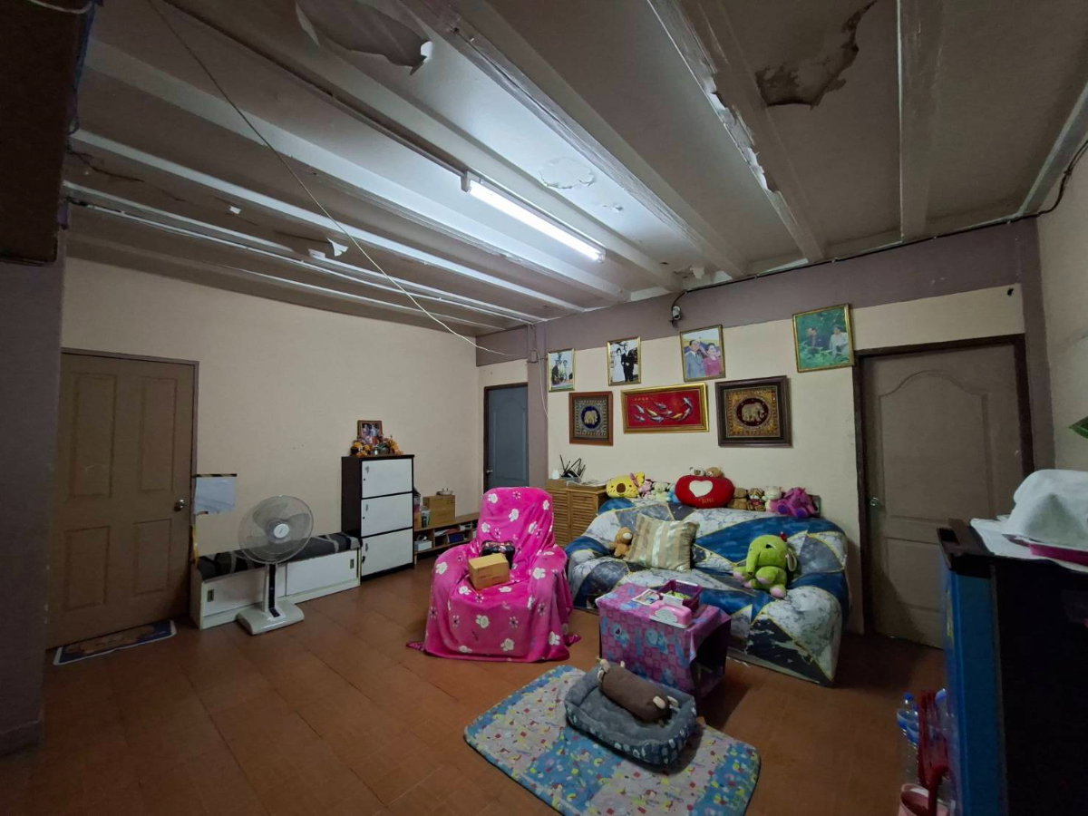 picture Four-story commercial building, Happyland. - 11/57