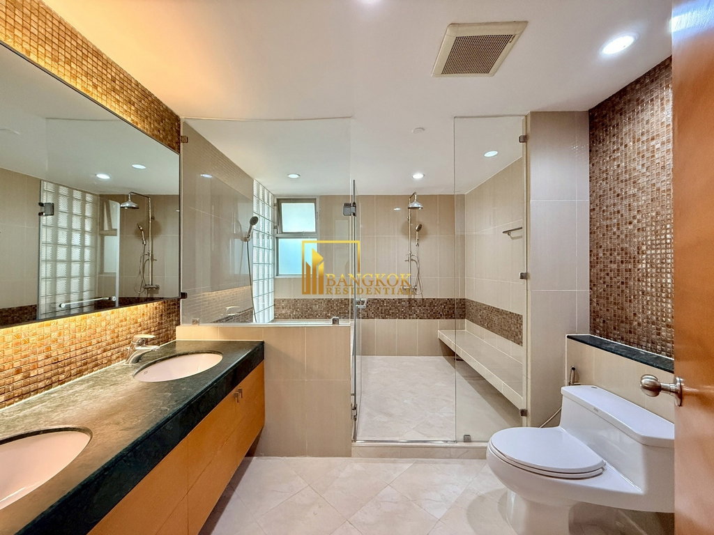 รูป Very Spacious 4 Bedroom Luxury Apartment in Phrom Phong - BR20691AP - รูปที่ 32/49