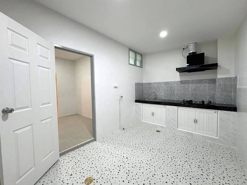 รูป ราคาดี! ทาวน์เฮ้าส์ ศรีราชาปาร์ค ใกล้นิคมอุตสาหกรรม - รูปที่ 8/14