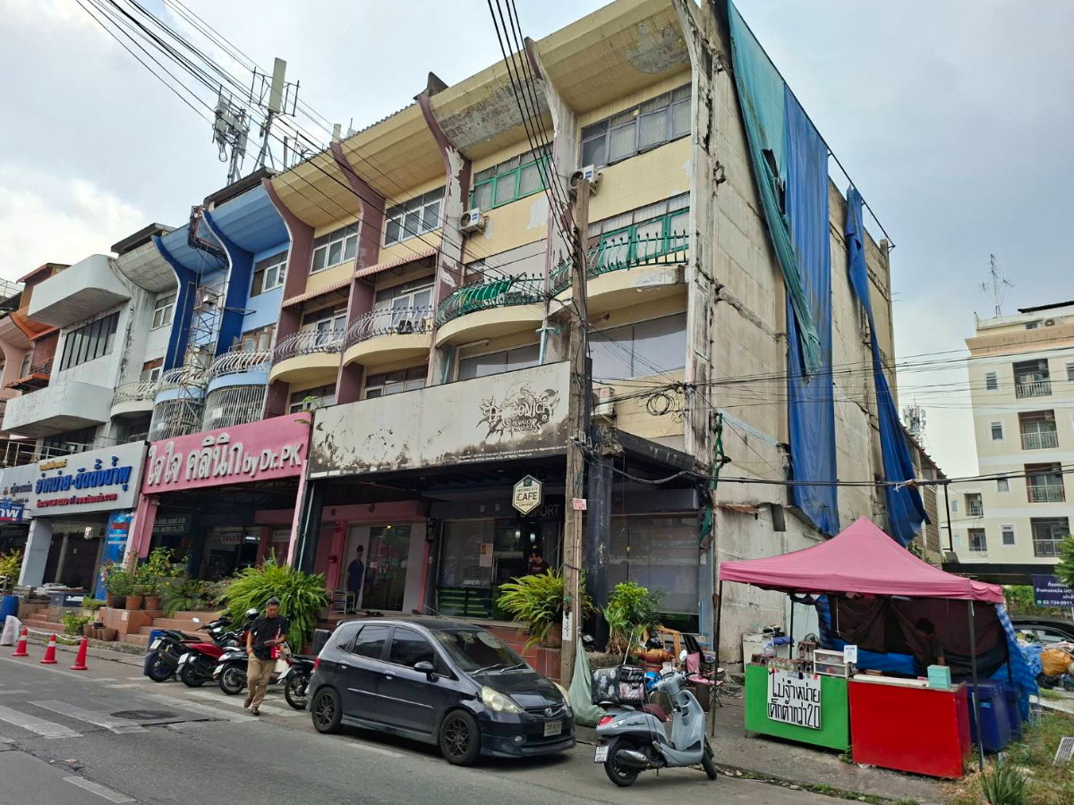 picture Four-story commercial building, Happyland. - 2/57