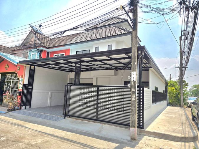 3-bed townhouse for sale, 120 sqm, 32 sq wah, Mueang Sap Thani