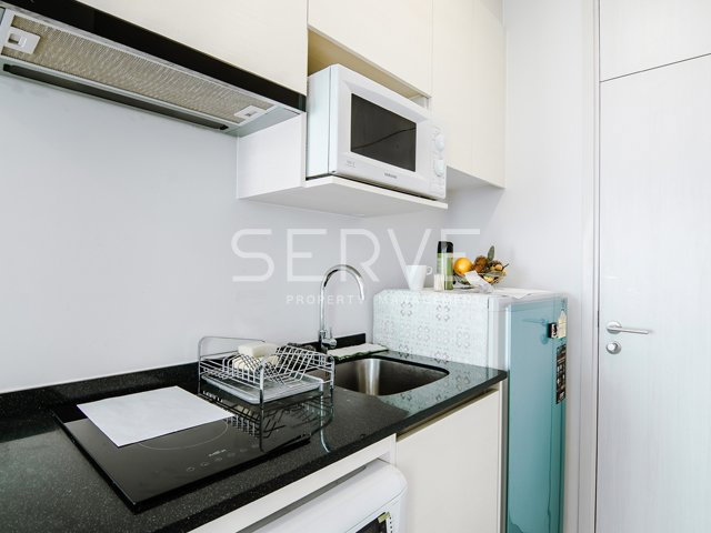 รูป 🔥14K- 1นอน ราคาดี มีห้องเดียว! ชั้นสูงสุดๆ 30+ วิวโล่ง ตกแต่งสวย เฟอร์แน่น พร้อมอยู่ คอนโดทำเลดี ติด MRT ศูนย์วัฒนธรรม @  Noble Revolve Ratchada - รูปที่ 3/9