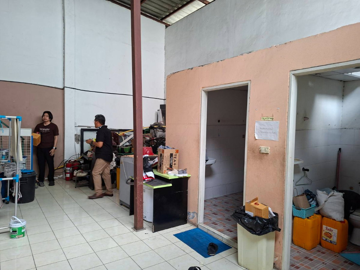 picture Four-story commercial building, Happyland. - 19/57