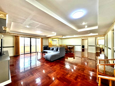 Apartment building for rent Sukhumvit Road : Expansive 3 Bedroom Penthouse Apartment With Private Pool - BR20757AP