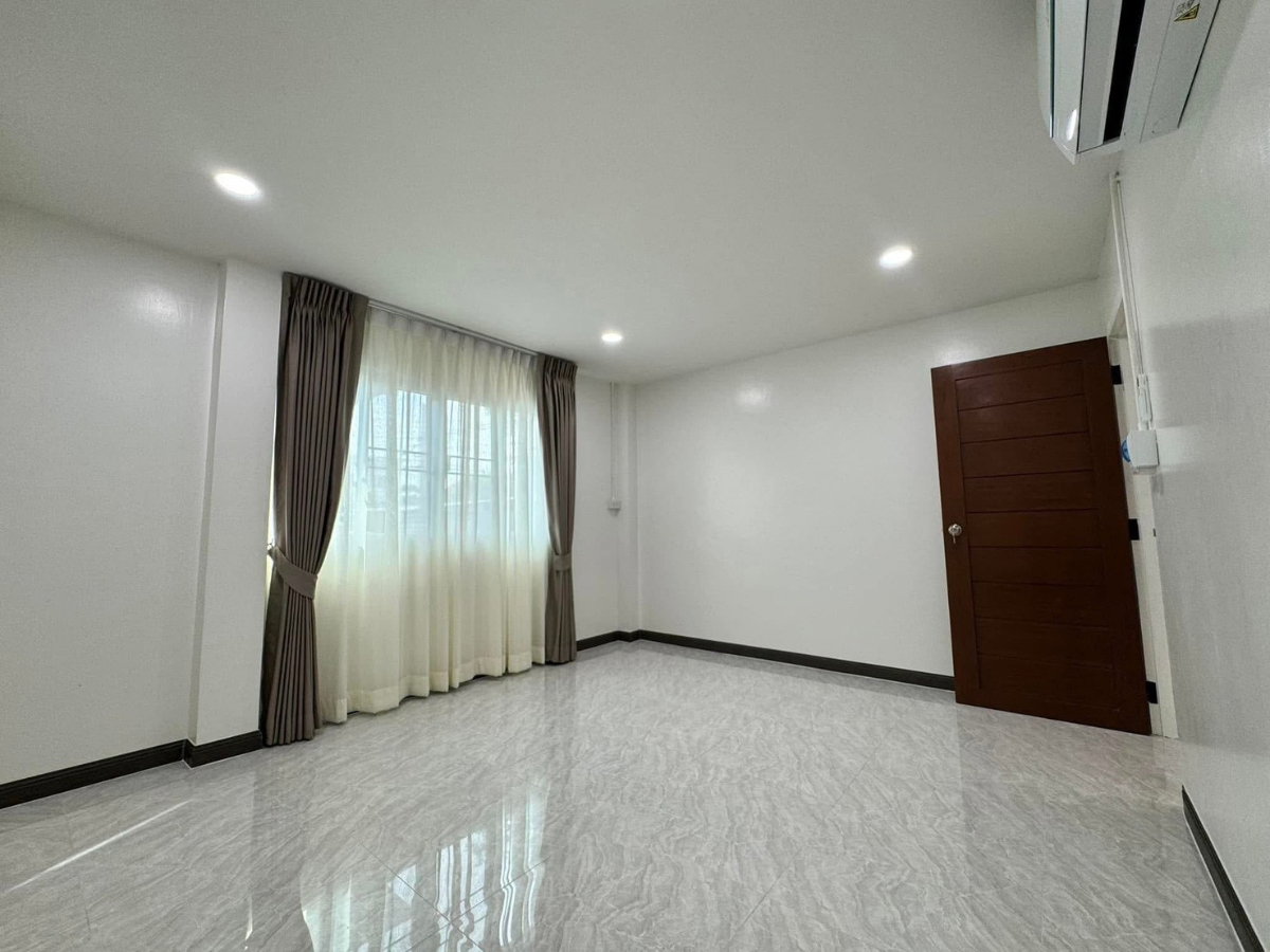 รูป 🏡 บ้านเดี่ยวหลังใหญ่ 2 ชั้น รีโนเวทใหม่ ซอยโกสุมรวมใจ 17 ดอนเมือง 5 ห้องนอน 4 ห้องน้ำ อากาศถ่ายเทดี พื้นที่ใช้สอยเยอะ พร้อมเข้าอยู่ได้ทันที - รูปที่ 11/20