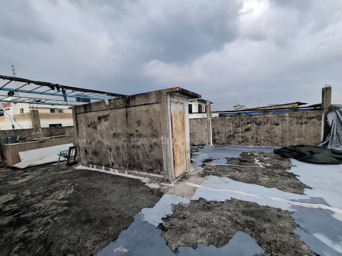 picture Four-story commercial building, Happyland. - 51/57