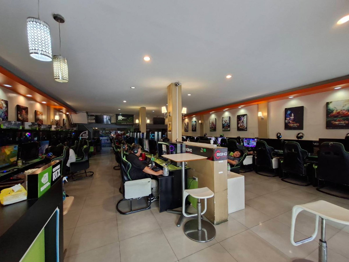 picture Four-story commercial building, Happyland. - 30/57