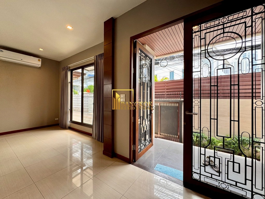 รูป Spacious 4 Bedroom Pool Villa for Rent in Sukhumvit 26 - BR28240SH - รูปที่ 13/57