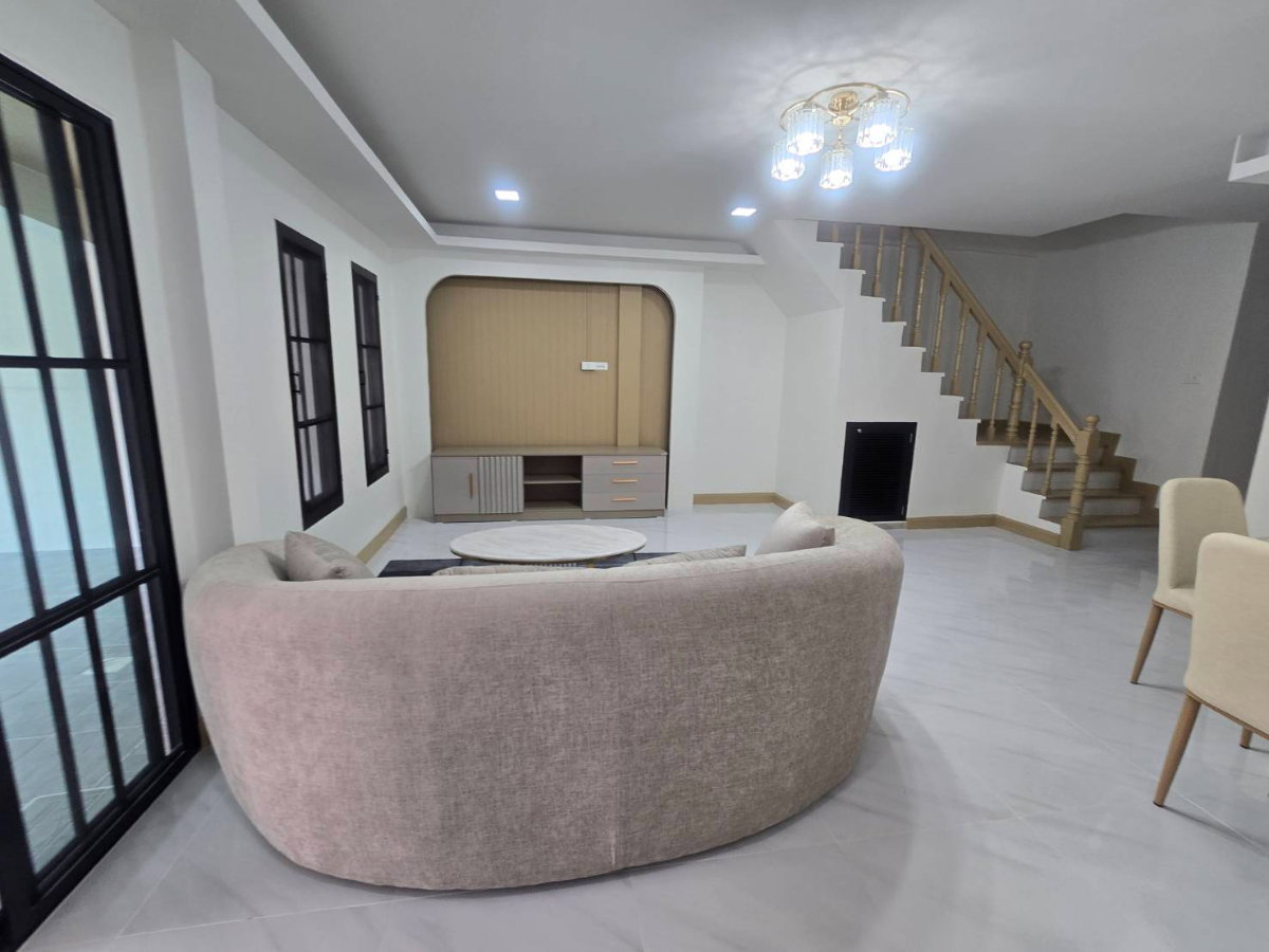 รูป ทาวน์เฮ้าส์ 2 ชั้น กว้างมาก ตกแต่งใหม่ทั้งหลัง ทำเลดี ถนนหทัยราษฎร์-ไทยรามัญ หมู่บ้านเคซีรามอินทรา8 ซ.2 เฟอร์นิเจอร์ใหม่ สวยหรูมาก ราคาถูก - รูปที่ 6/25