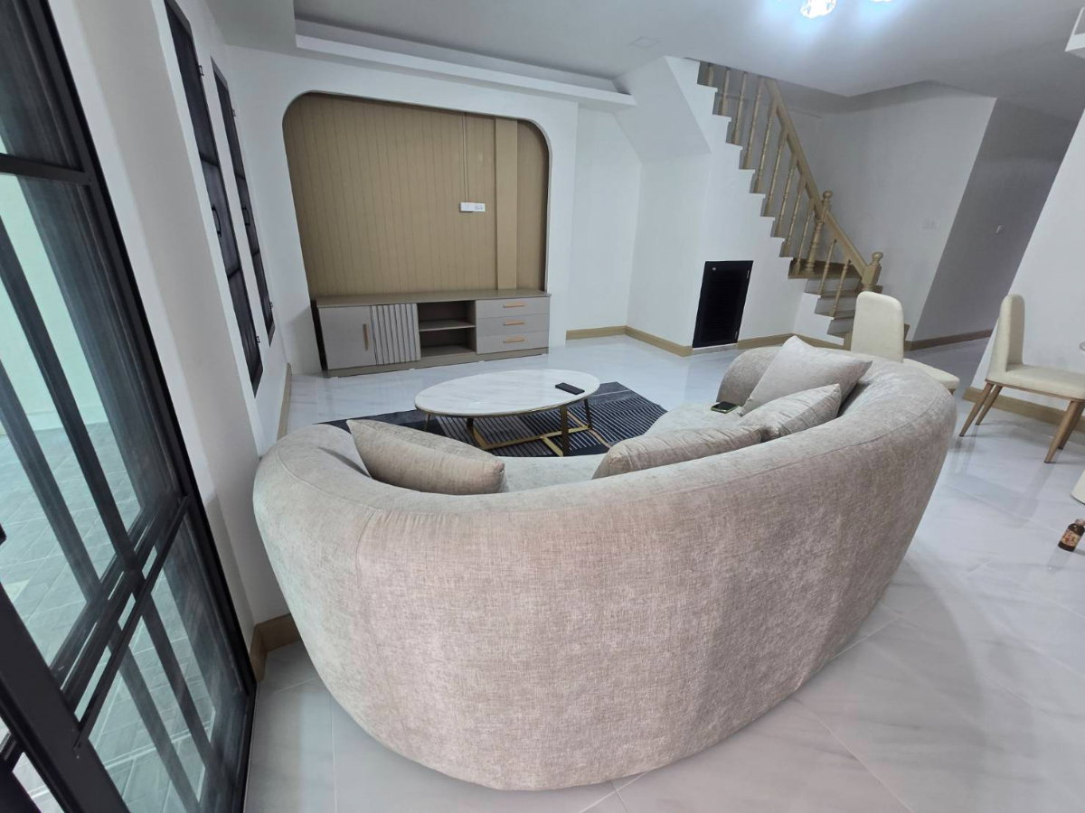 รูป ทาวน์เฮ้าส์ 2 ชั้น กว้างมาก ตกแต่งใหม่ทั้งหลัง ทำเลดี ถนนหทัยราษฎร์-ไทยรามัญ หมู่บ้านเคซีรามอินทรา8 ซ.2 เฟอร์นิเจอร์ใหม่ สวยหรูมาก ราคาถูก - รูปที่ 11/25