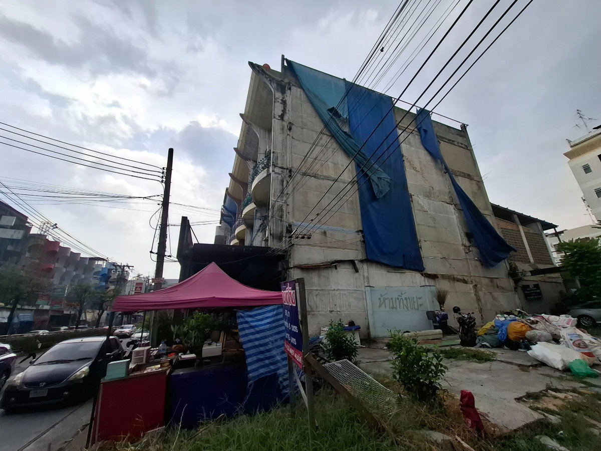 picture Four-story commercial building, Happyland. - 31/57