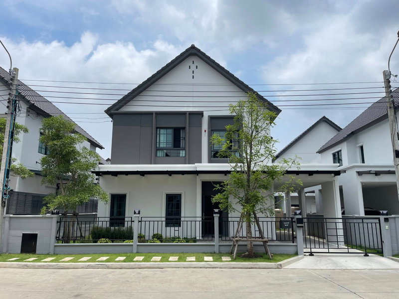 Houses for rent : For rent: Centro Bangna, brand new house! Fully furnished, behind Mega Bangna, move in immediately.