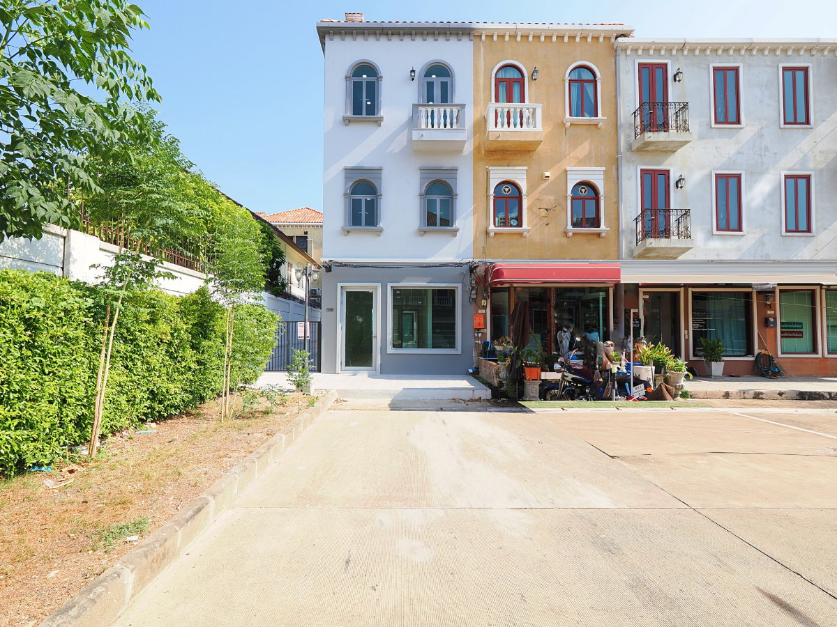 รูป Clearance Sale อาคารพาณิชย์ 3 ชั้น ม.เวนิสดิไอริส ขนาด 31.5 ตร.ว. 3นอน 3น้ำ ทำเลดีหลังมุม ตกแต่งใหม่ทั้งหลัง ต่อเติมเต็มพื้นที่ [วัชรพล – สุขาภิบาล5] - รูปที่ 2/41