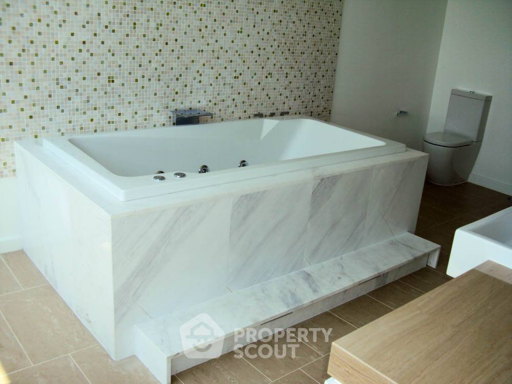 picture 3-BR Condo at Duplex close to Phratamnak (ID 995605) - 6/34
