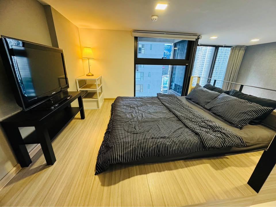 รูป ห้อง Loft เพดานสูง 🔥 Chewathai Residence Asoke | ใกล้ MRT พระราม 9 | ห้อง Duplex หรูหรา อยู่สบาย | ลากกระเป๋าเข้ามาได้เลย - รูปที่ 14/14