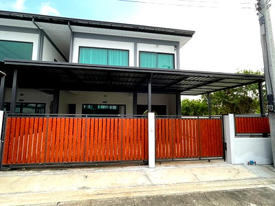 เช่าบ้านแฝด ถนนรามอินทรา : บ้านแฝดใหม่ หลังมุม ใน หมู่บ้านร่มเย็นฯ บางเขน-เทพรักษ์ ให้เช่า มี 2 ห้องนอน 3ห้องน้ำ พร้อมอยู่ เพียง 14,000 บาท