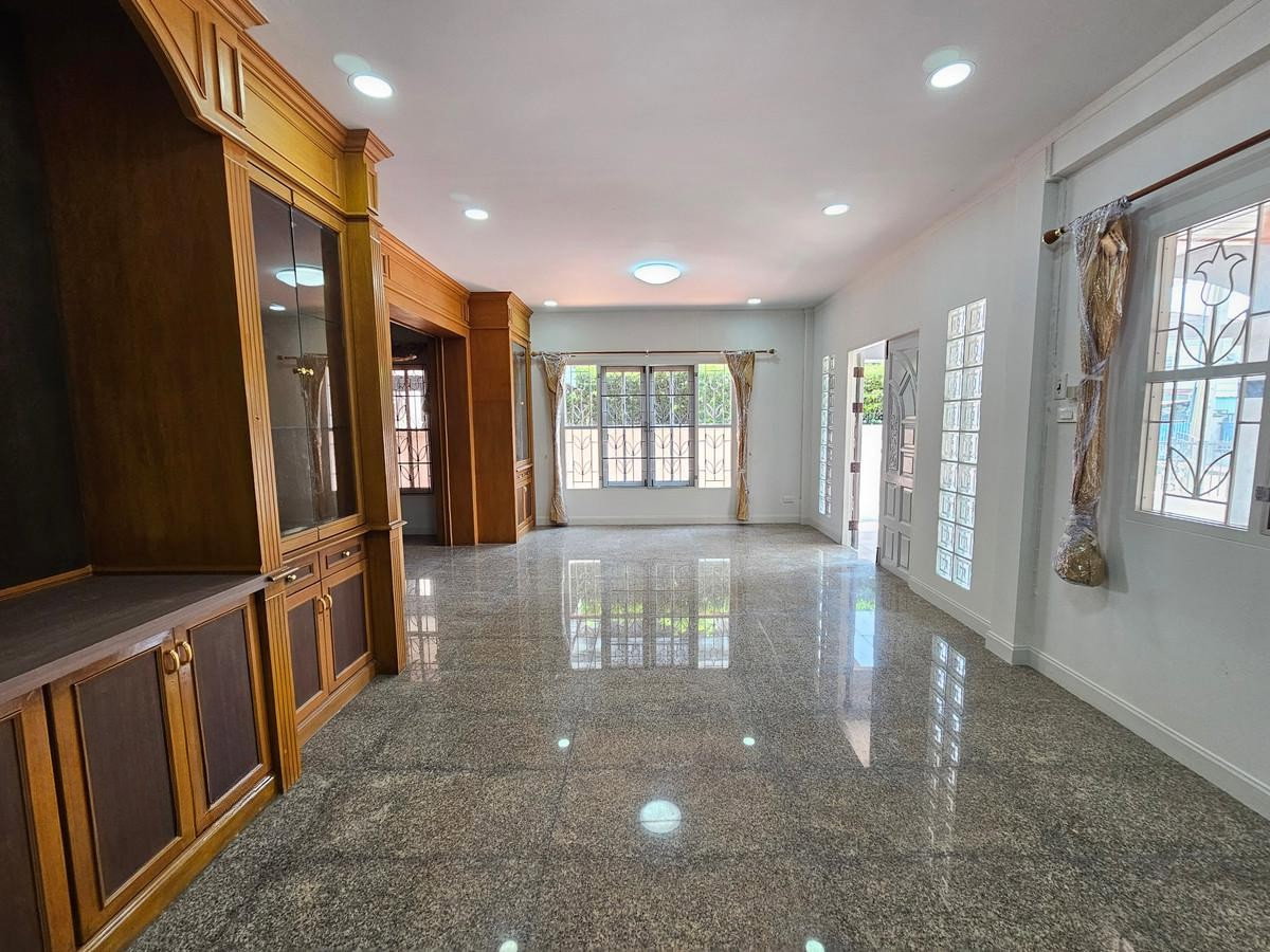 รูป 🏡 ให้เช่าบ้านเดี่ยว 2 ชั้น ย่านปิ่นเกล้า - ศาลายา | หมู่บ้านสวนดอกไม้ บรมราชชนนี 105 ✨ บ้านหลังใหญ่ ใกล้เมือง เดินทางสะดวก - รูปที่ 3/15