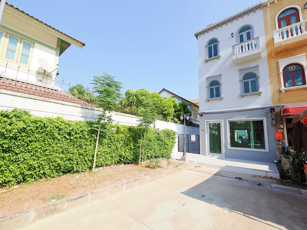 รูป Clearance Sale อาคารพาณิชย์ 3 ชั้น ม.เวนิสดิไอริส ขนาด 31.5 ตร.ว. 3นอน 3น้ำ ทำเลดีหลังมุม ตกแต่งใหม่ทั้งหลัง ต่อเติมเต็มพื้นที่ [วัชรพล – สุขาภิบาล5] - รูปที่ 4/41