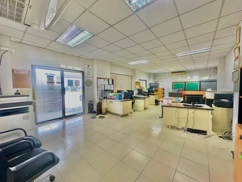 รูป ปล่อยเช่าที่ดินพร้อมอาคารสำนักงาน ทำเลทอง เหมาะทำธุรกิจโลจิสติกส์ - รูปที่ 11/20