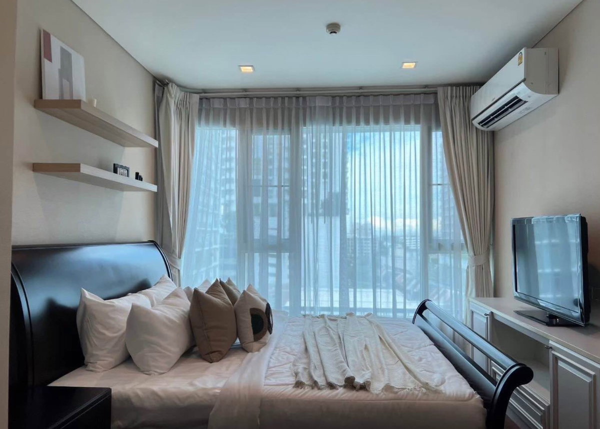 picture Ivy Thonglor - 17/18