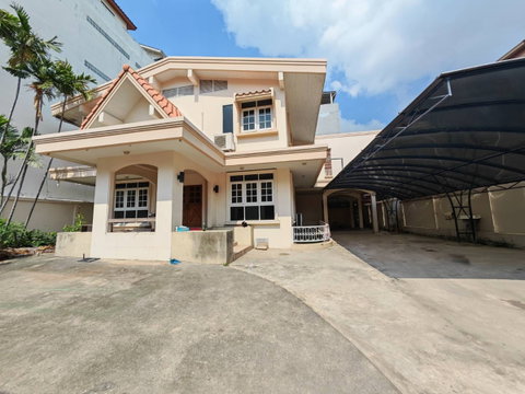For Sale : House in Huaykwang in Ratchada Soi 7 near  Embassy of China