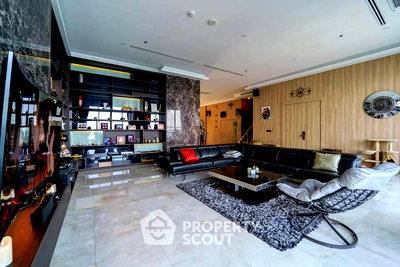 Condos for sale : 2-BR Condo at Duplex close to Phratamnak (ID 995802)