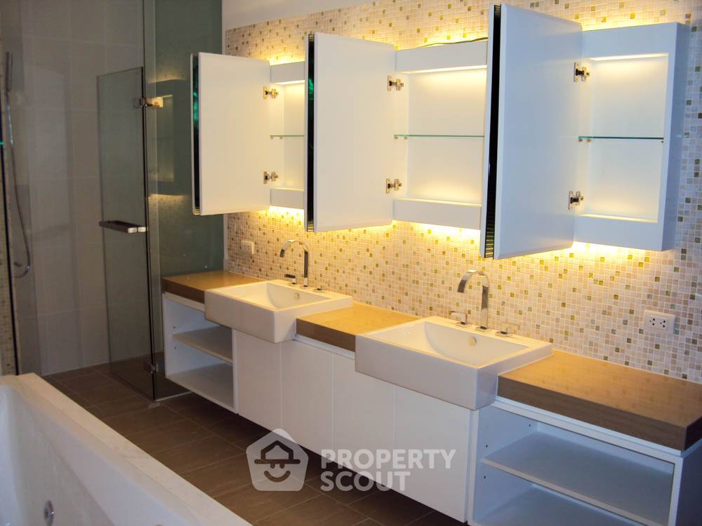 picture 3-BR Condo at Duplex close to Phratamnak (ID 995605) - 16/34